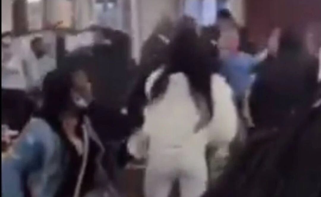Según uno de los testigos, uno de los comensales quiso adelantarse en la fila y ante la escasez de comida se desató la pelea entre dos familias. Foto: Tomada del video