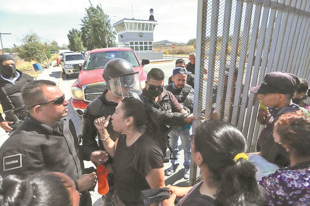 A las 13:00 horas de ayer inició la agresión dentro del penal de Puente Grande, donde siete detonaciones de arma de fuego sorprendieron a los reclusos, de acuerdo con el fiscal de Jalisco, Gerardo Octavio Solís Gómez. Foto: CARLOS ZEPEDA. EL UNIVERSAL
