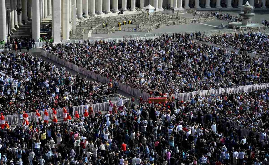 Los portadores del féretro llevan el féretro del Papa Francisco a la Basílica de San Pedro, en la Ciudad del Vaticano, el 23 de abril de 2025. El cuerpo del difunto pontífice fue trasladado desde la Capilla de la Casa Santa Marta a la Basílica de San Pedro para ser velado durante tres días. El funeral tendrá lugar el 26 de abril de 2025. Foto: EFE