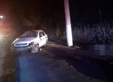 Presunto ladrón muere al volcarse taxi robado