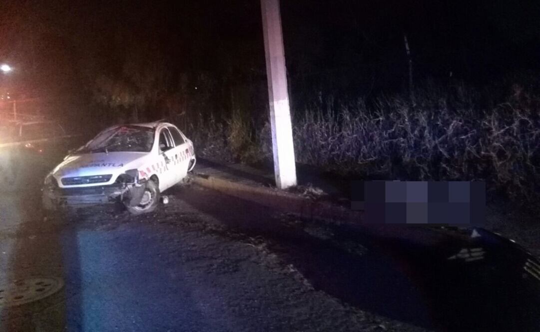 Presunto ladrón muere al volcarse taxi robado 