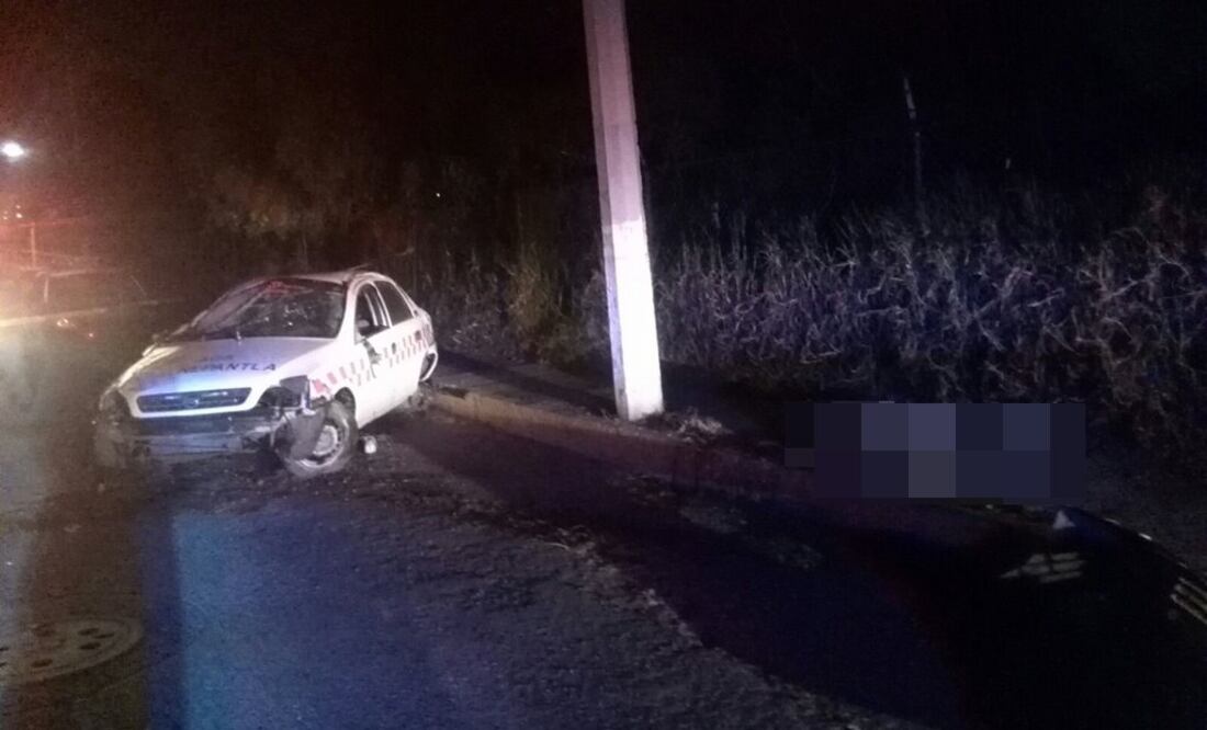 Presunto ladrón muere al volcarse taxi robado