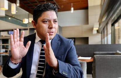 Denuncia senador de Morena a Ricardo Gallardo por entrega de tarjeta “La Cumplidora”