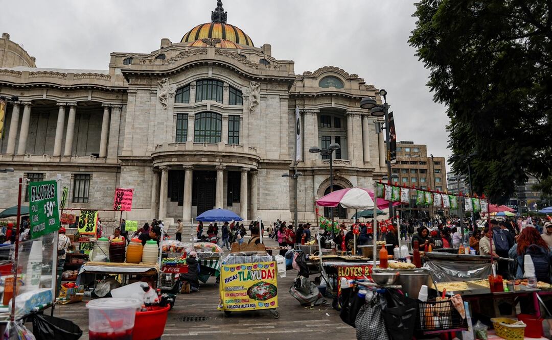 Continúa ambulantaje en la Alameda Central pese a policías, Clara Brugada promete un plan de reordenamiento. Foto: Hugo Salvador