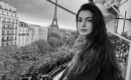 Anne Hathaway y su estilo gótico en el desfile de Balenciaga en París