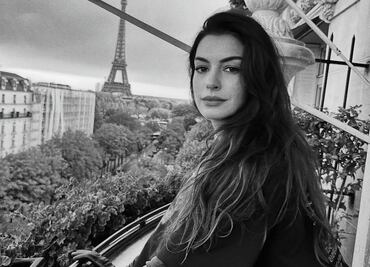 Anne Hathaway y su estilo gótico en el desfile de Balenciaga en París