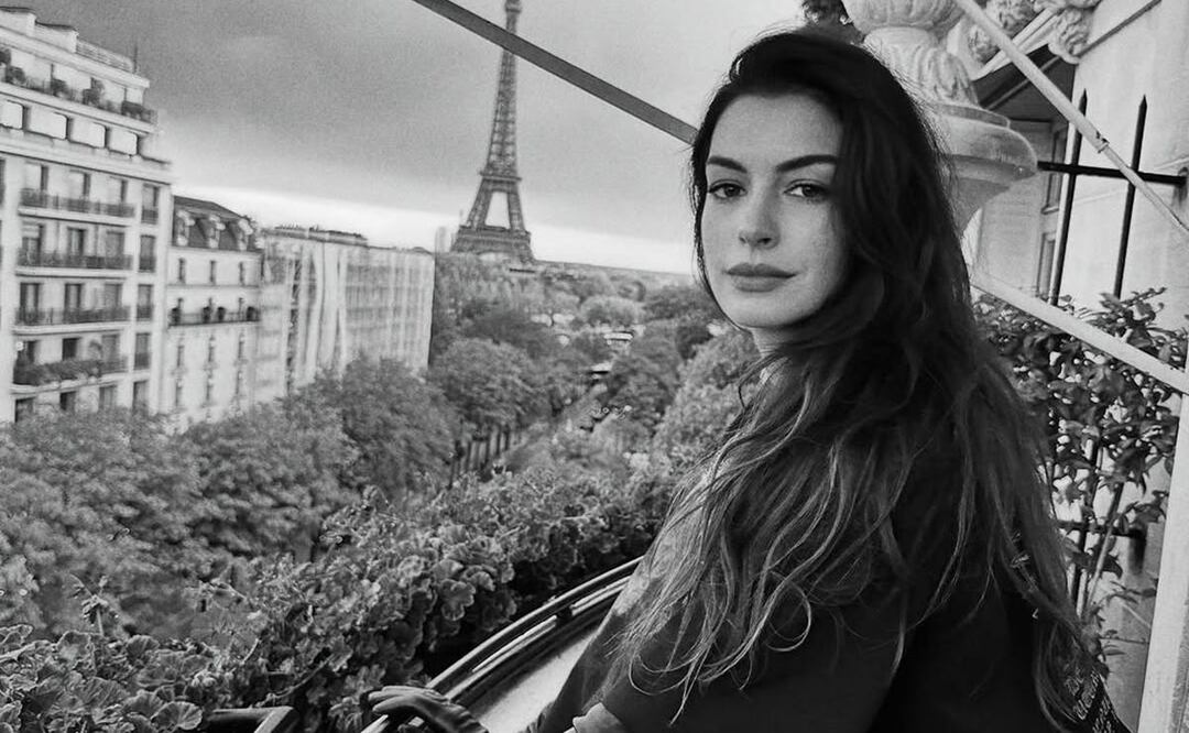 Anne Hathaway asistió al desfile debut de Pierpaolo Piccioli como director creativo de Balenciaga. Foto: Especial. Instagram @annehathaway @hairbyadir