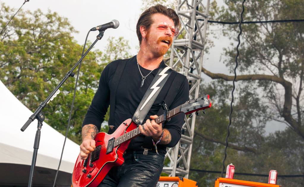 Una persona logró salvarse de ser asesinada por esconderse debajo de la chamarra de Jesse Hughes. (FOTO: AP)