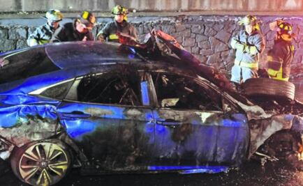Vehículo con aparente exceso de velocidad choca y se incendia con 5 tripulantes en Periférico Sur