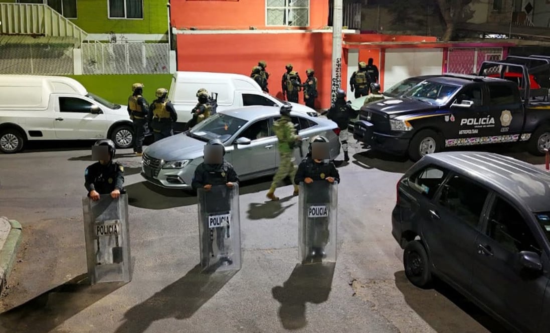 Tres operativos simultáneos realizados en las alcaldías Iztapalapa y Tláhuac permitieron la detención de siete personas vinculadas con narcomenudeo. Foto: especial