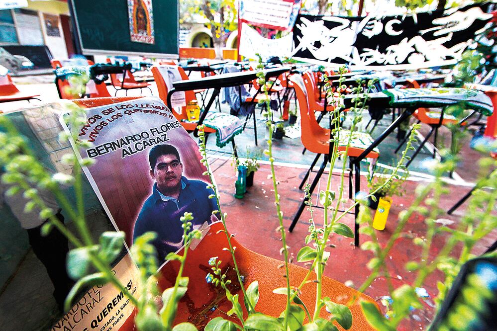 Bernardo Flores Alcaraz, de 21 años, sus amigos lo apodaron El Cochiloco porque les recordaba al protagonista de la cinta El Infierno, de Luis Estrada