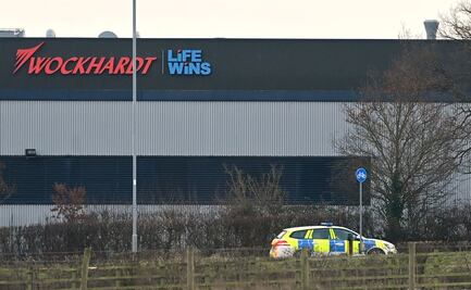 Evacuan planta que produce vacuna contra Covid-19 de AstraZeneca en Gales por "paquete sospechoso"