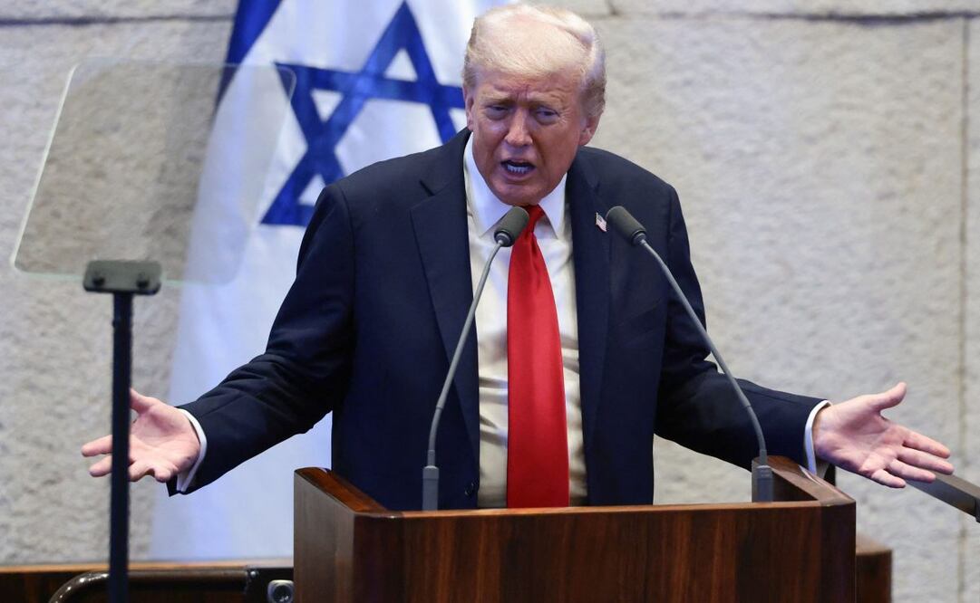 El presidente de Estados Unidos, Donald Trump, se dirige al parlamento israelí, la Knéset, en Jerusalén el 13 de octubre de 2025. Trump se encontraba en Israel en una visita relámpago antes de una cumbre sobre Gaza en Egipto, después de que los últimos 20 rehenes israelíes supervivientes regresaran a casa tras dos años de cautiverio. La fase inicial del acuerdo de alto el fuego incluye la liberación de 47 rehenes israelíes, vivos y muertos, tomados el 7 de octubre de 2023 a cambio de 250 prisioneros y 1700 gazatíes retenidos por Israel desde el estallido de la guerra. Foto: AFP