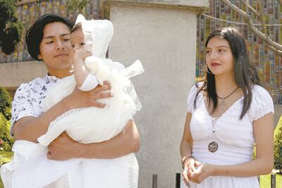 Sin invitados, bautizan a su hija en la Basílica