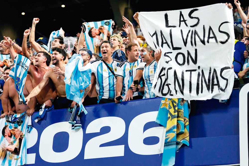 Los jugadores argentinos defendieron la exhibición el miércoles, tras el triunfo por 1 a 2 ante Inglaterra, de una bandera con la leyenda "Las Malvinas son argentinas". Foto: AP / Rebecca Blackwell