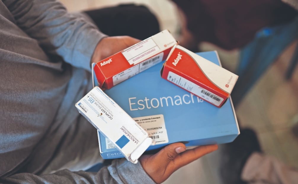 Cada mes, la familia compra bolsas de colostomía y medicamentos. Foto: Salvador Cisneros/ EL UNIVERSAL