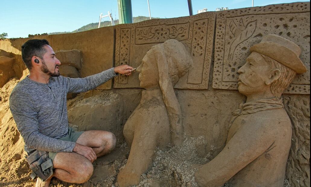 Artistas de distintos países elaboran esculturas gigantes de arena en el puerto de Acapulco, Guerrero, para atraer a turistas y exhibir los emblemas de este sitio, el 10 de abril de 2025. Foto: EFE