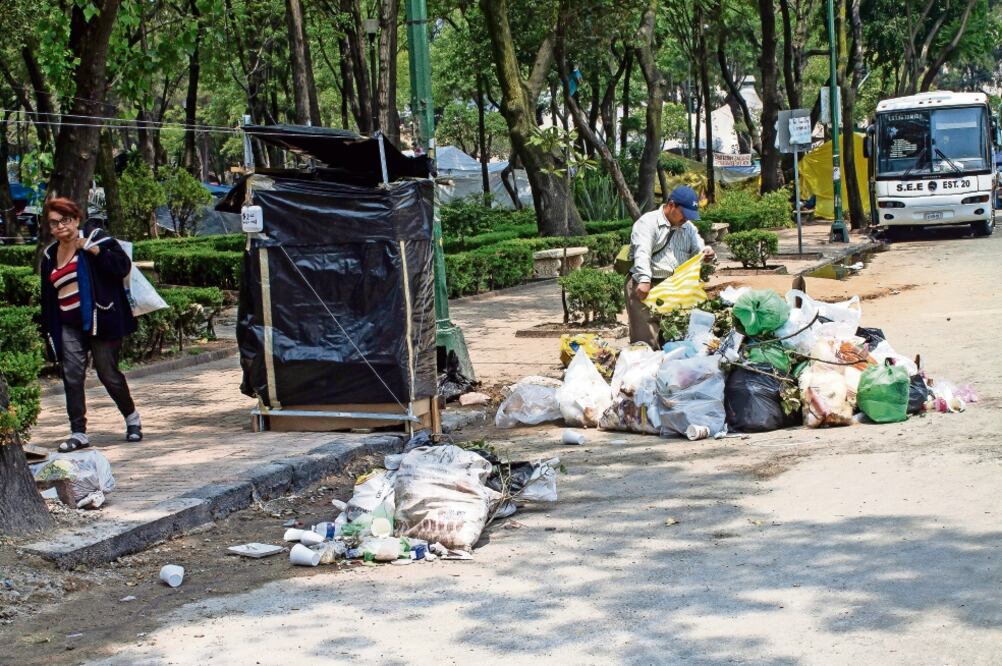 En la delegación Cuauhtémoc al día se producen entre 1.7 y 2 toneladas de basura, el Centro Histórico concentra 35% del total; la principal causa es el comercio y los más de cinco millones de población flotante que llega al día (Fotos: ARELI MARTÍNEZ)