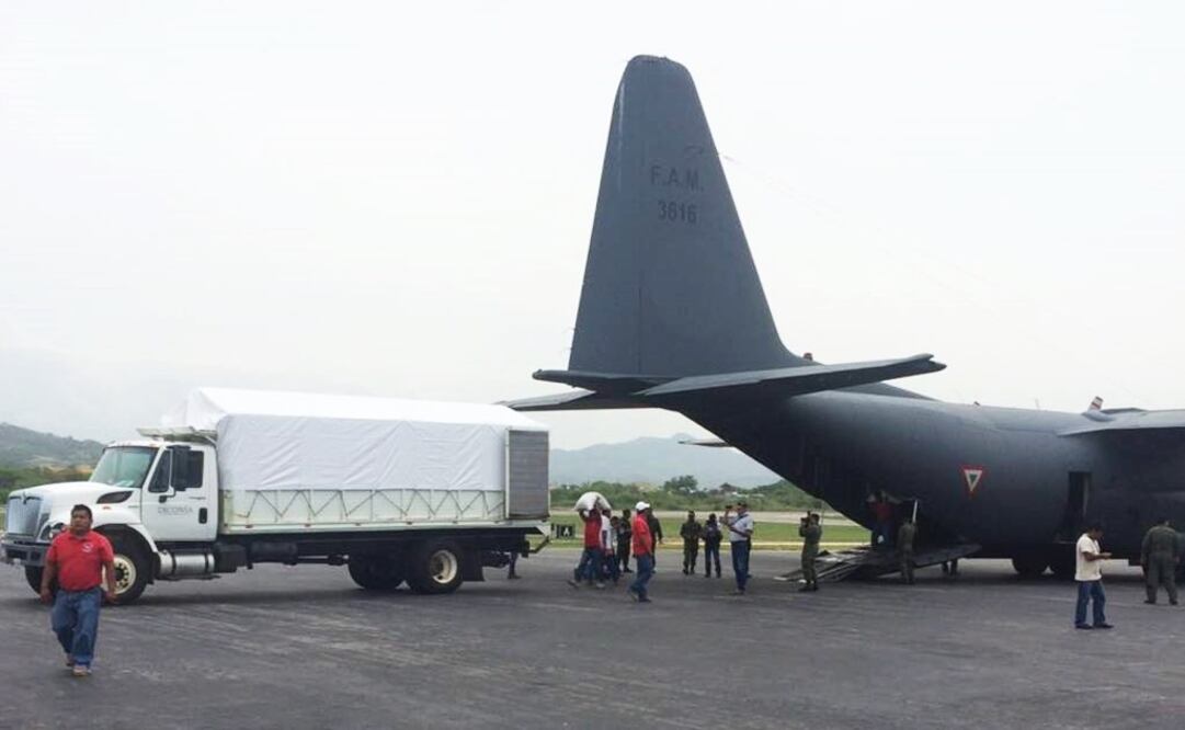 Un avión tipo Hércules C-130 de la Sedena aterrizó en Puerto Escondido, Oaxaca, cargado de ayuda humanitaria. Foto: Carlos Arrieta/ EL UNIVERSAL 