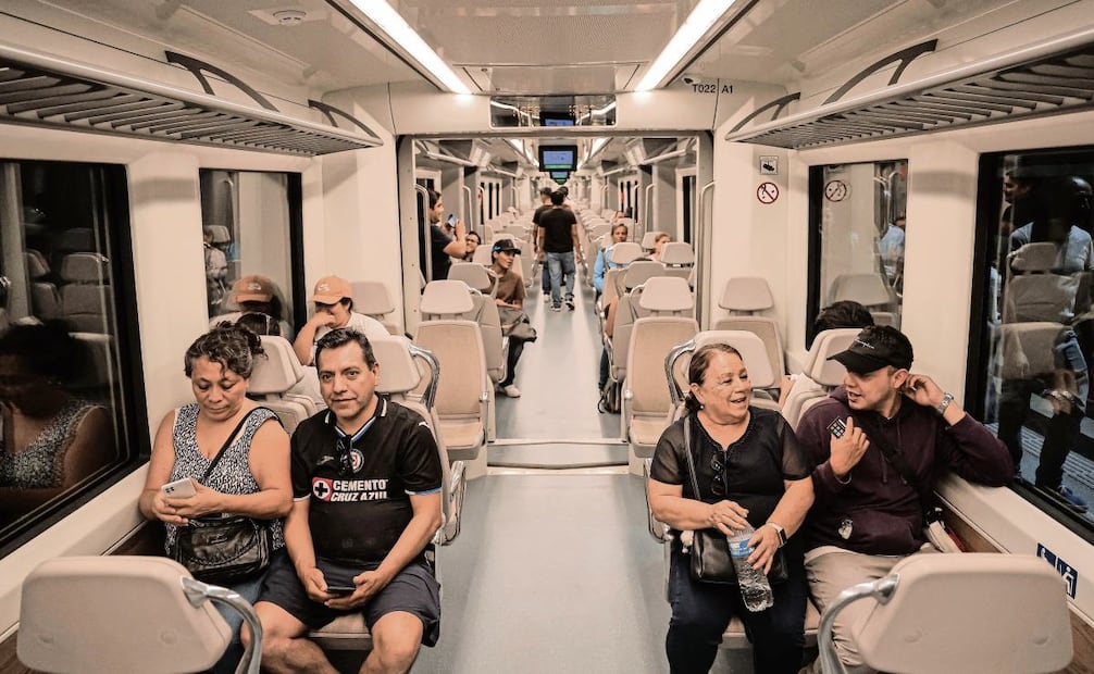 Debido a la alta demanda en Buenavista, el Tren Felipe Ángeles inició su operación poco antes de las 16:00 horas; cada convoy con destino al AIFA salió en intervalos de 30 minutos. Algunas personas sólo fueron a conocerlo. Foto: GABRIEL PANO/EL UNIVERSAL