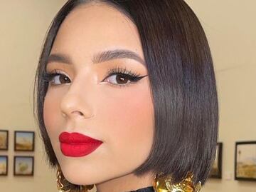 Ángela Aguilar conquista Instagram con pijama navideña