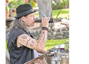 José Fors, de cantante de La Cuca a músico callejero en cine