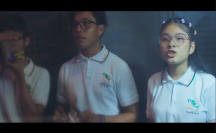 Alumnos tocan "17 años" de Los Ángeles Azules con instrumentos reciclados y pasan de año