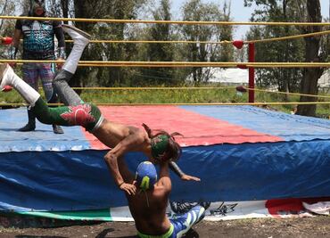 Por Covid-19, luchadores llevan las peleas a chinampas de Xochimilco