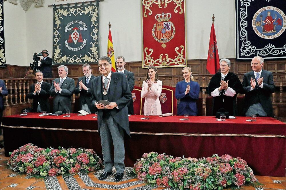 En la Universidad de Alcalá de Henares, Sergio Ramírez agradeció el galardón ante los reyes de España y personalidades de ese país. Foto: JUAN CARLOS HIDALGO. REUTERS