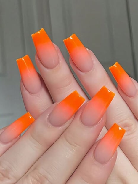 Uñas naranjas degradadas Aperol. Foto: SHEIN