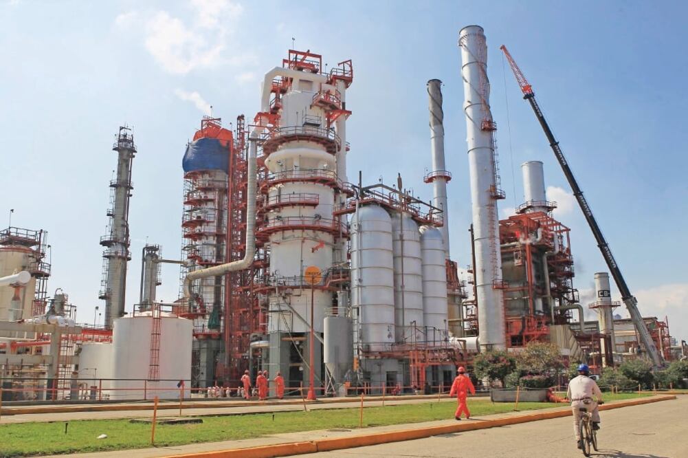 Clave. Claudio X. González Laporte asegura que la reforma energética es una prioridad, debido a que actualmente Pemex se ha rezagado y la CFE busca modernizarse. Además, propone incrementar a 90% los niveles de operación de las refinerías (ARCHIVO EL UNI)