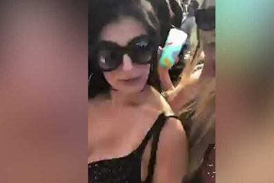 Video muestra cómo drogan a chica en concierto