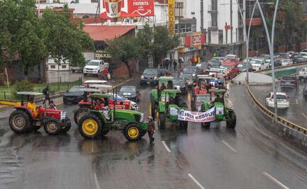 Con tractores, bloquean vialidades en Zacatecas; exigen localización de joven agricultor desaparecido