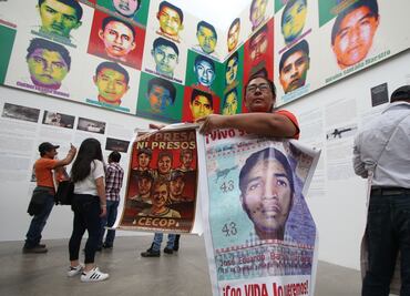 Familias de los 43 normalistas desaparecidos visitan muestra de Ai Weiwei