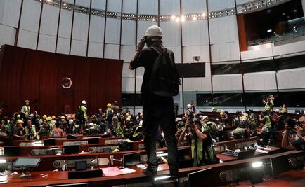 Manifestantes antigobierno ocupan el recinto del Parlamento de Hong Kong