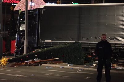 Aumenta a 12 la cifra de muertos por embestida de camión en Berlín