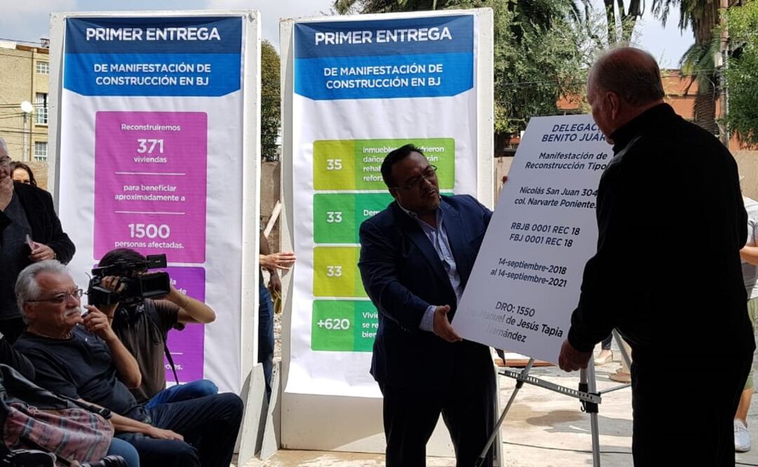 Ángel Luna entregó a los damnificados la manifestación de construcción (Foto: especial)