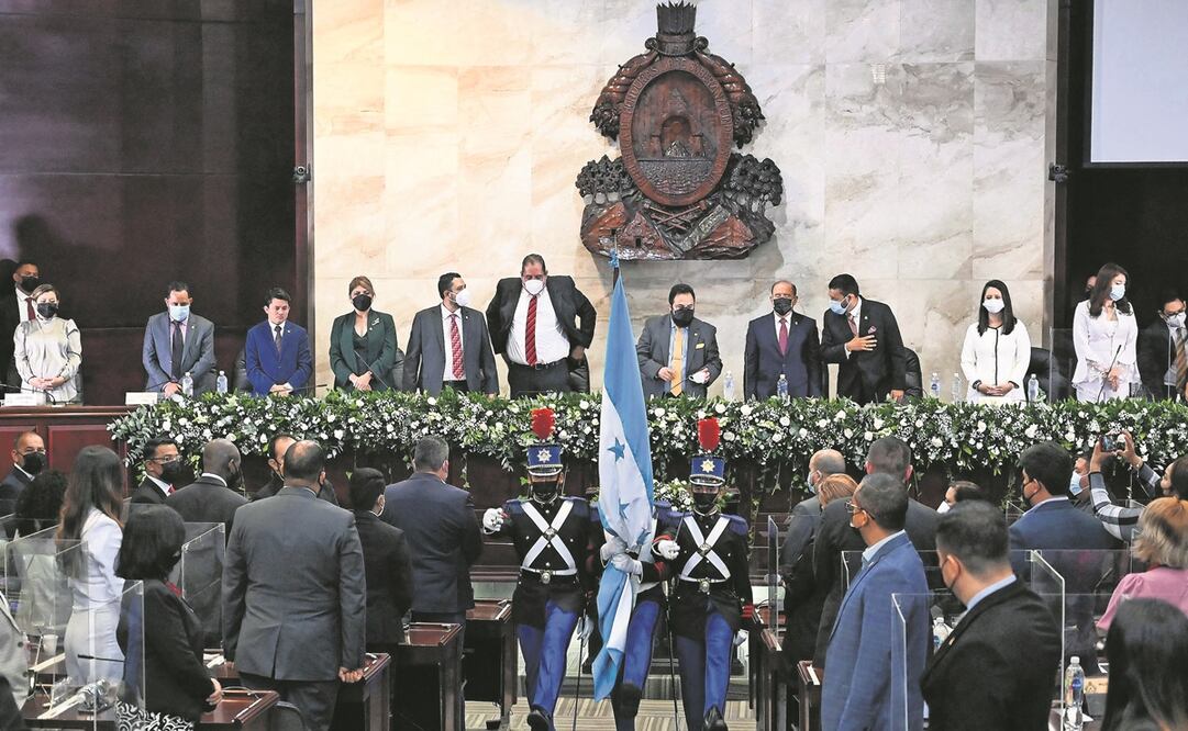 La directiva del Congreso, que encabeza Luis Redondo (centro), celebró ayer la instalación de la primera Legislatura 2022-2026, en Tegucigalpa. Foto: Orlando Sierra/ AFP