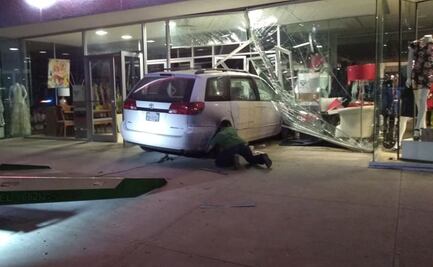 Estadounidense estrella su vehículo contra tienda SEARS, en Sonora