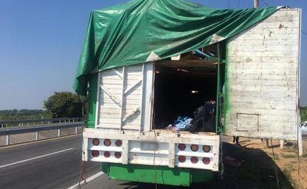 Auxilian a 99 migrantes centroamericanos abandonados en camión de carga en Tabasco