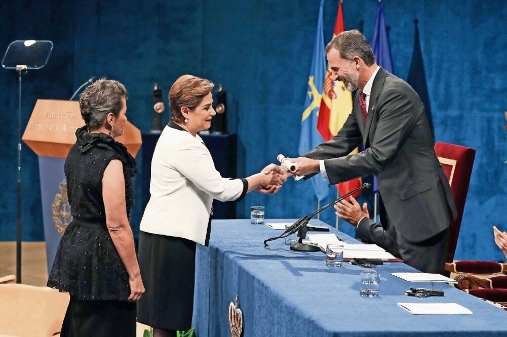 El rey Felipe entrega a Patricia Espinosa, secretaria ejecutiva de la Convención Marco de Naciones Unidas sobre Cambio Climático, y a Christiana Figueres, su antecesora, el Princesa de Asturias 2016 (EFE)
