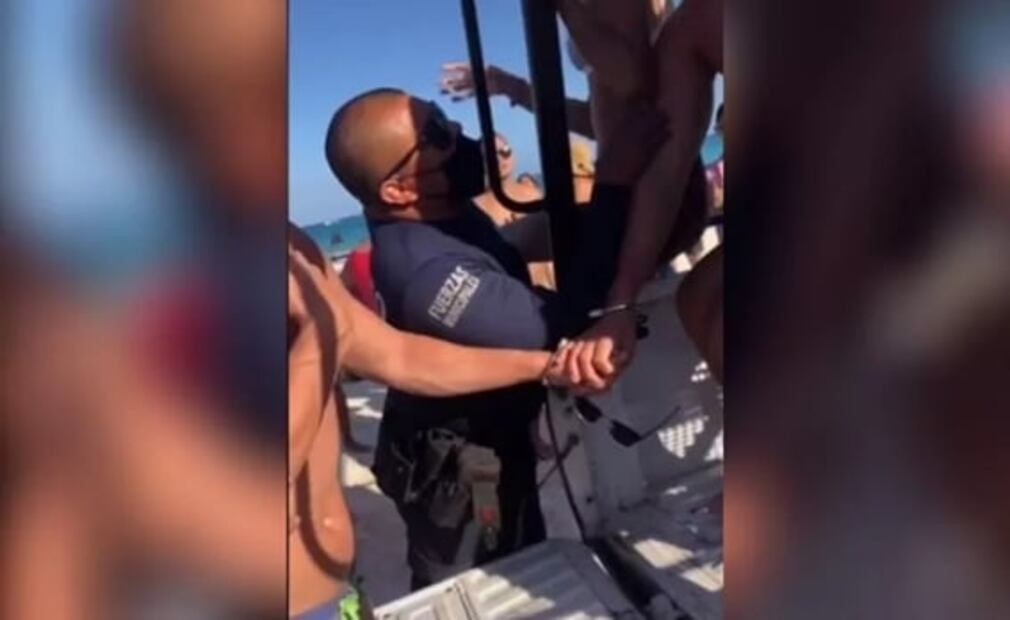 Policías de Tulum detienen a pareja gay por besarse en la playa