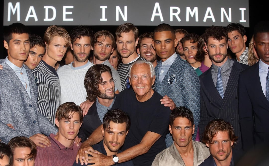 El diseñador italiano Giorgio Armani posa con modelos después de la presentación de su marca Giorgio Armani durante la Semana de la Moda de Milán, en Milán, Italia. Foto: EFE
