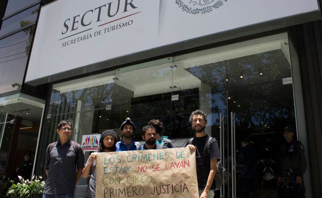 "¿Por qué se apoyó a una compañía canadiense?, ¿por qué no se tomó en cuenta a los artistas mexicanos? Mientras, en México, muchas compañías trabajamos en situaciones muy precarias", dijeron los manifestantes. FOTO: Jenifer Nava/EL UNIVERSAL.