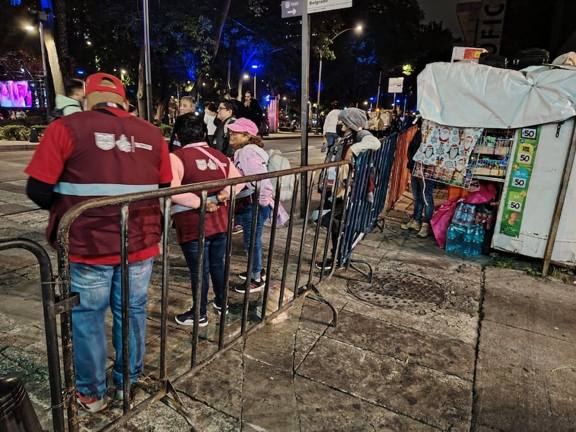 Gobierno capitalino reubica a comerciantes ambulantes en Paseo de la Reforma por celebración del Año Nuevo; otros son retirados. (Foto: Fabián Evaristo/ EL UNIVERSAL)