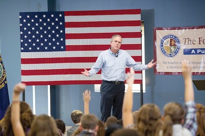 Bush se hunde; el magnate sigue al frente