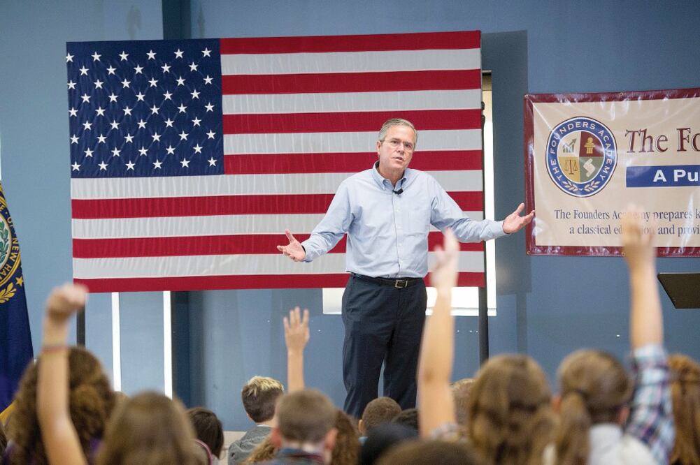 El aspirante presidencial republicano Jeb Bush, ayer ante estudiantes de una escuela en Manchester, New Hampshire. El ex gobernador de Florida tiene apenas 4% de apoyo, según la encuesta de la Universidad de Quinnipiac (GRETCHEN ERTL. REUTERS)
