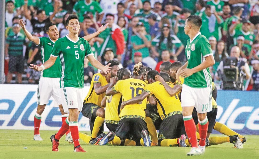 Jesús Molina de México reacciona mientras los jugadores celebran un gol de Kemar Lawrence de Jamaica durante la segunda mitad de CONCACAF