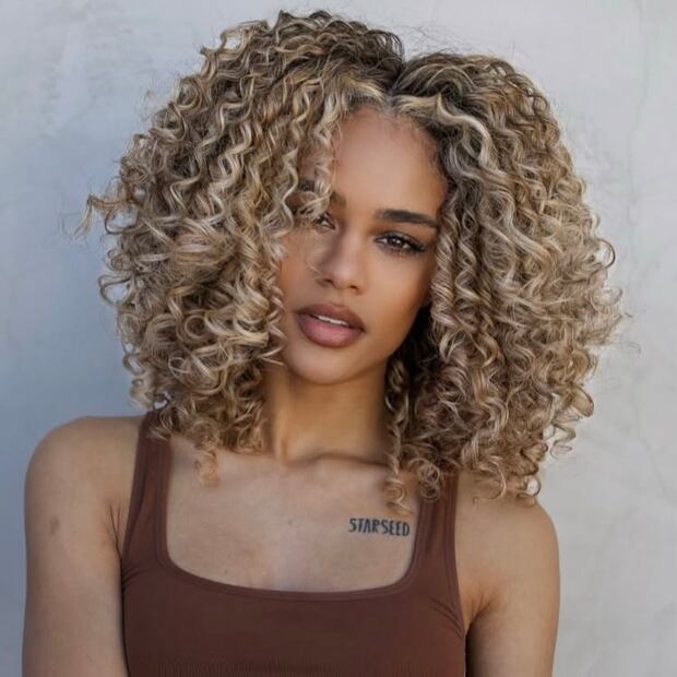 El lob rizado celebra la textura natural con volumen favorecedor. Foto: Instagram @thesavvytouch