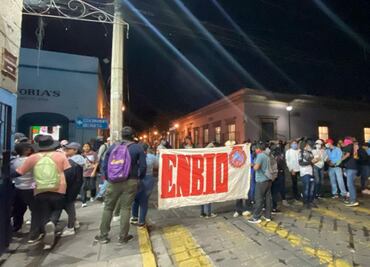 Normalistas bloquean calles del centro de la ciudad de Oaxaca; gobierno de Salomón Jara se niega a recibir su pliego petitorio